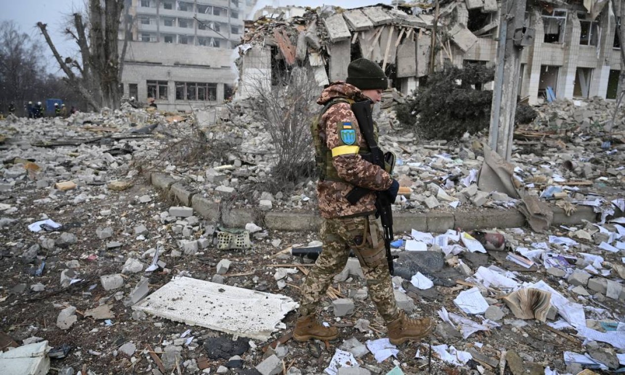 Militar ucraniano caminha perto de uma escola destruída por bombardeios russos em Zhytomyr, Ucrânia Foto: VIACHESLAV RATYNSKYI / REUTERS