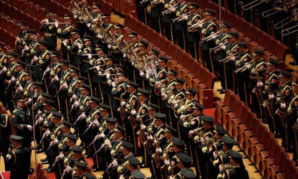 Banda militar ensaia antes da abertura da Conferência Consultiva Política do Povo Chinês, no Grande Salão do Povo em Pequim, China Foto: CARLOS GARCIA RAWLINS / REUTERS