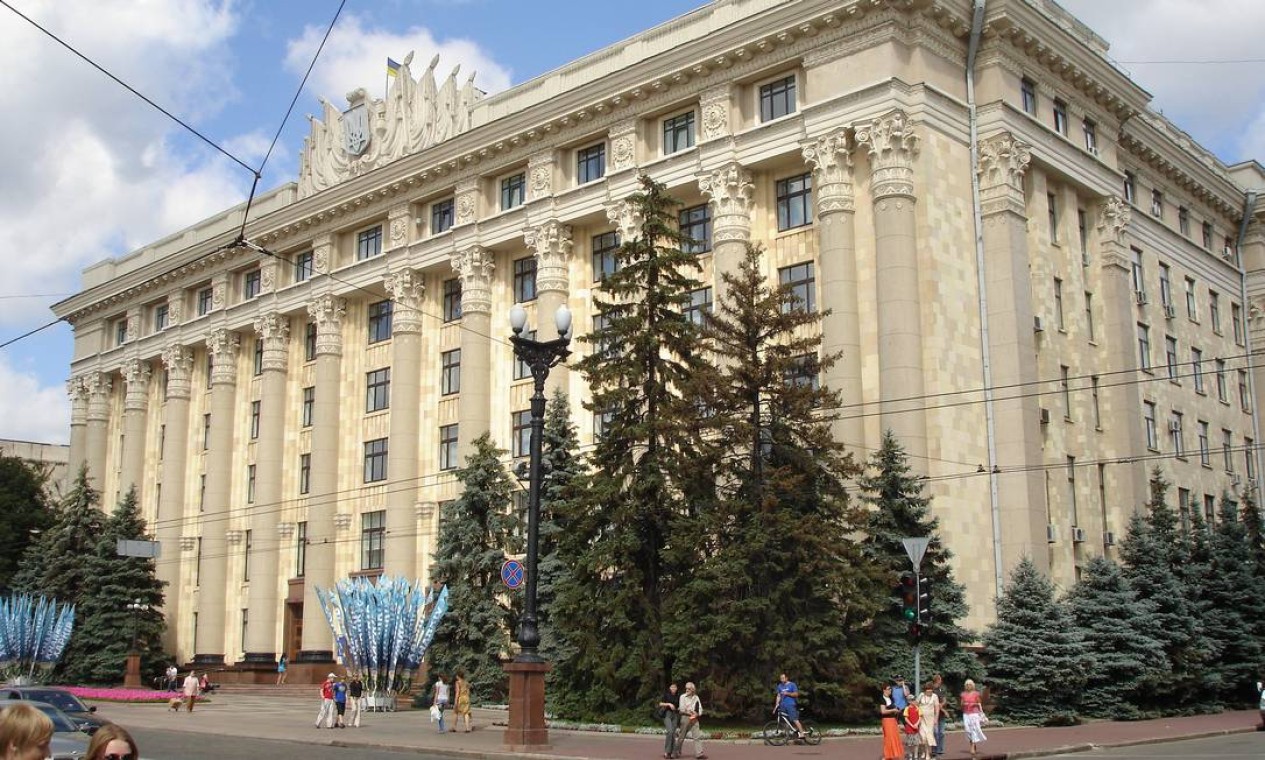 Sede do governo no centro de Kharkiv antes de atingido por míssil russo Foto: SchnitzeljagdTV