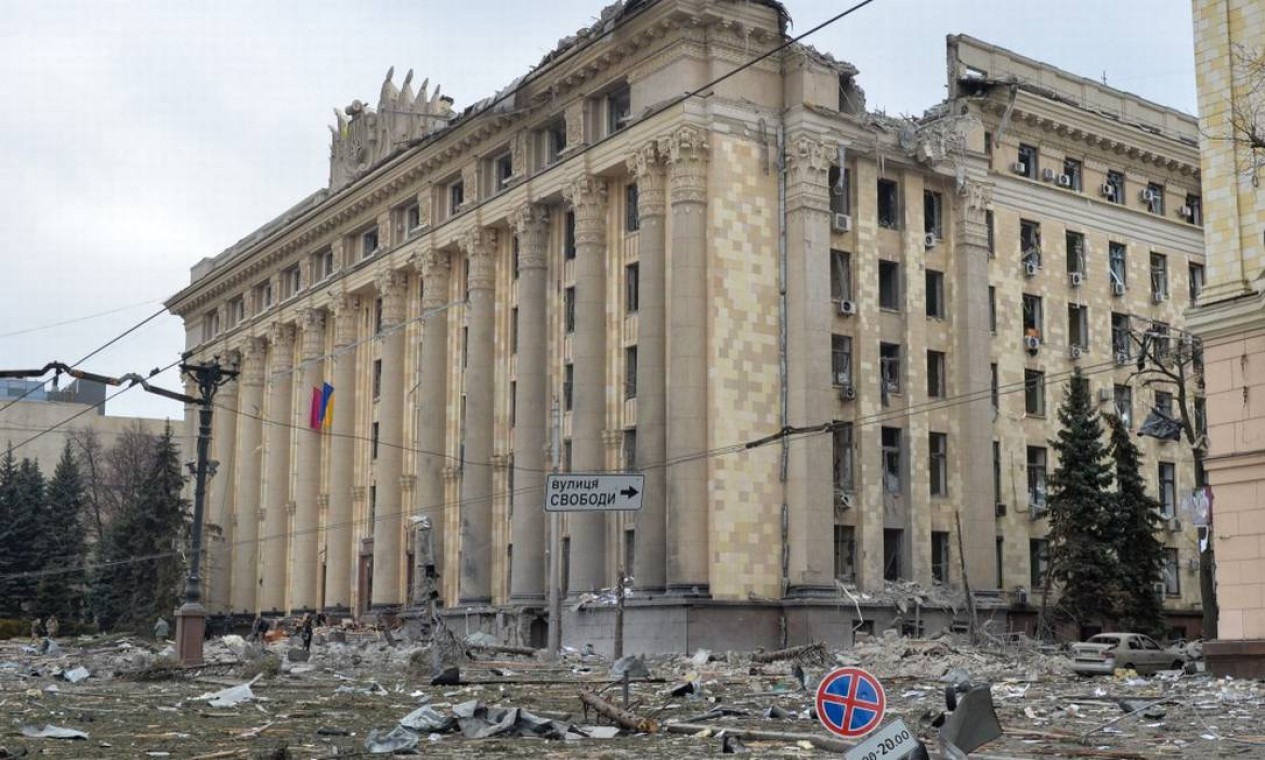 Sede do governo de Kharkiv, em 1º de março, destruída após bombardeio de tropas russas Foto: SERGEY BOBOK / AFP