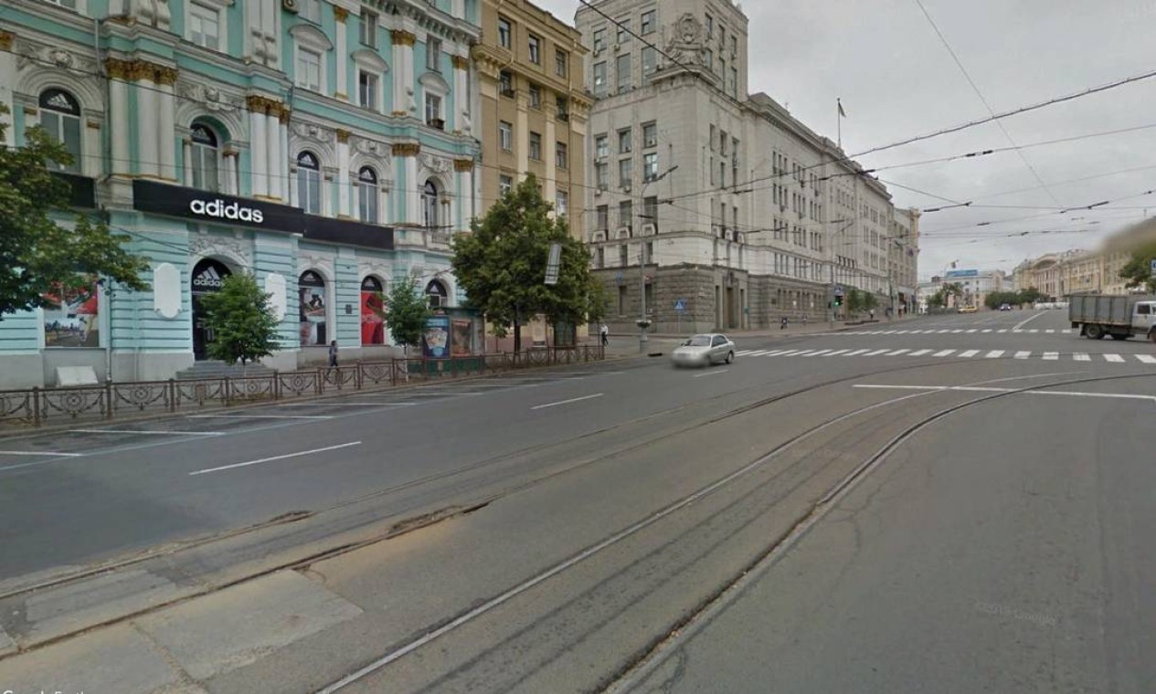 A região da Praça da Constituição, também alvo das tropas russas, vista antes de bombardeios Foto: Reprodução / Google Earth