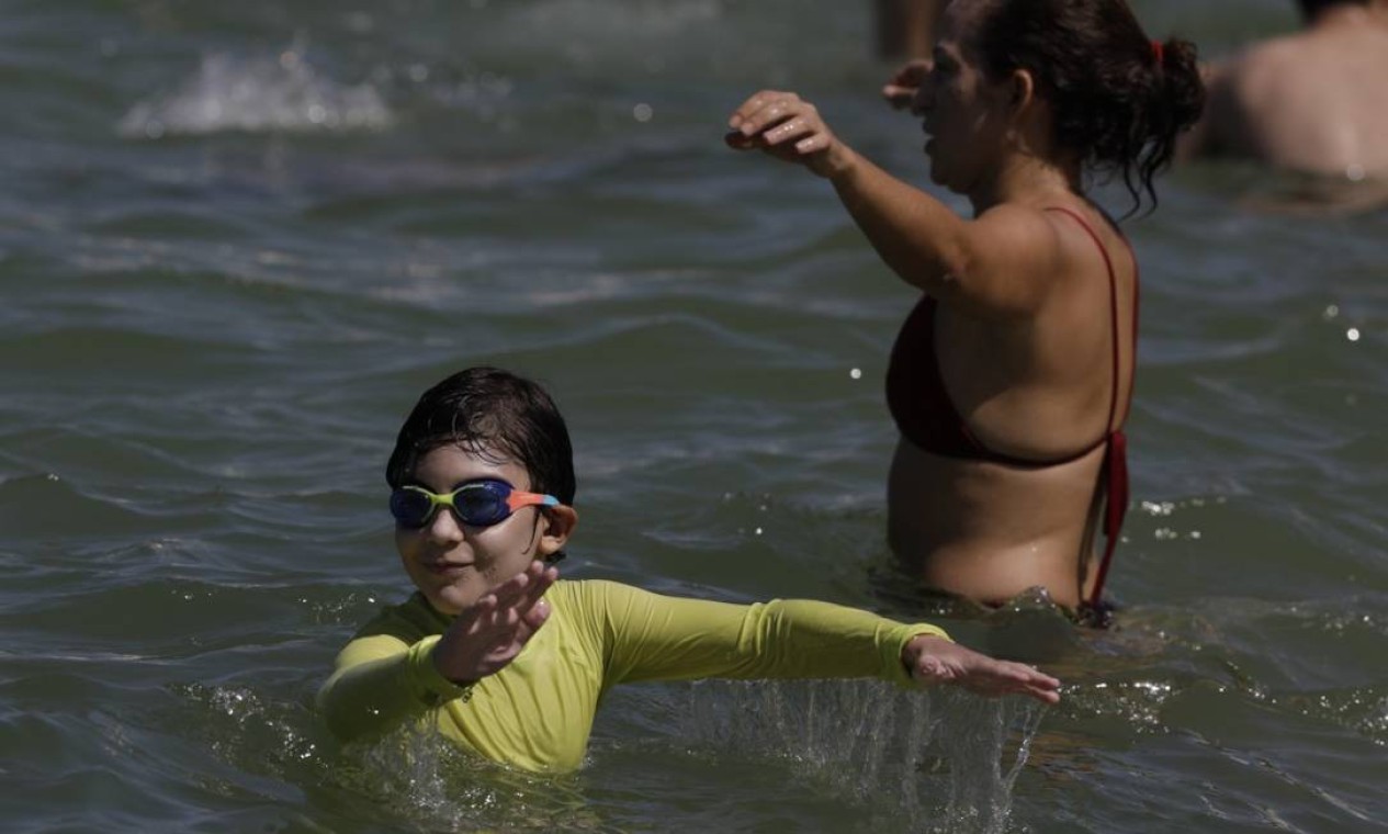 Calor leva cariocas às praias em busca de refresco Foto: Gabriel de Paiva / Agência O Globo
