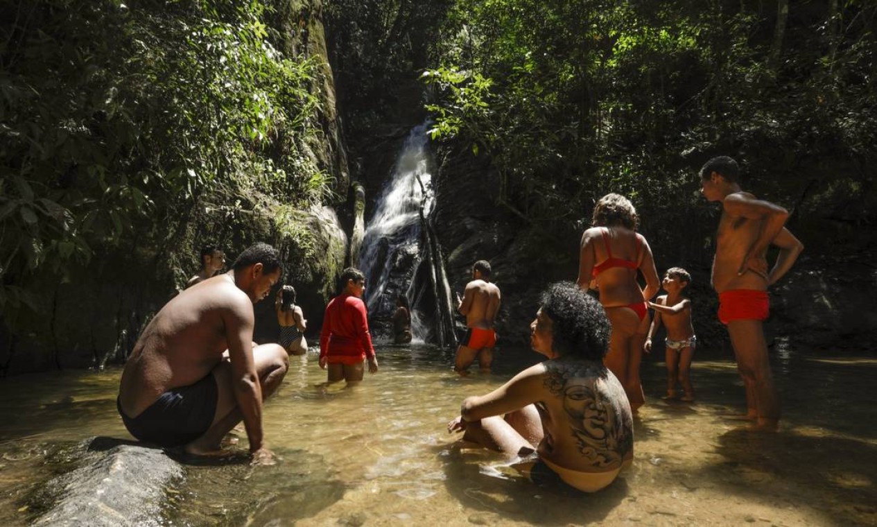 Banhistas em cachoeira do Horto Foto: Gabriel de Paiva / Agência O Globo