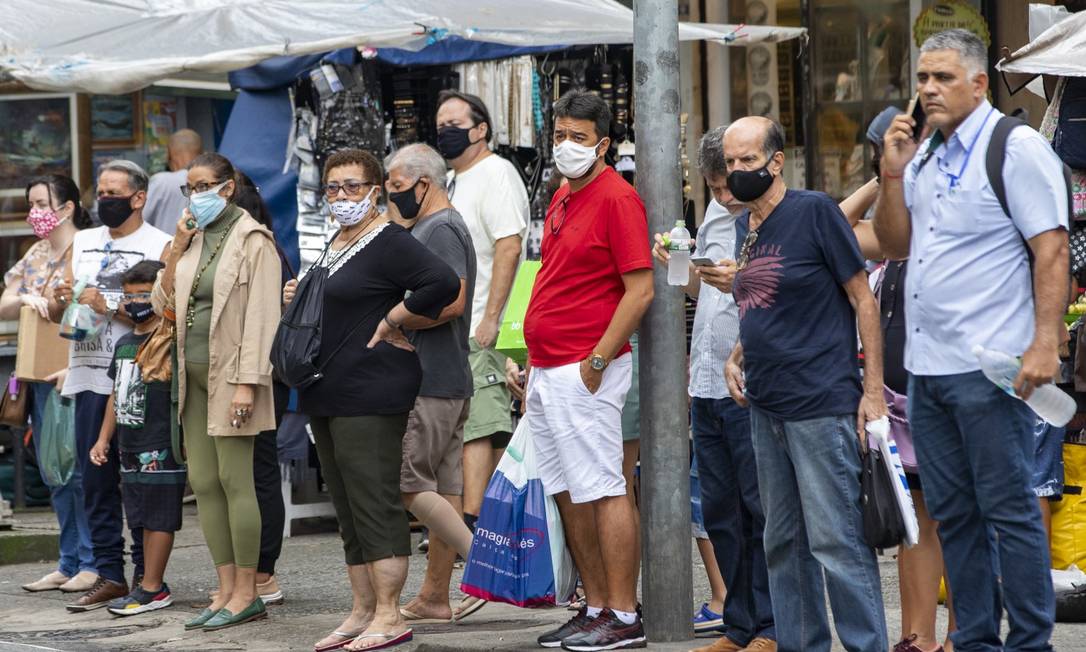 Máscaras não são obrigatórias na cidade do Rio em ambientes abertos Foto: Ana Branco / Arquivo / Agência O Globo