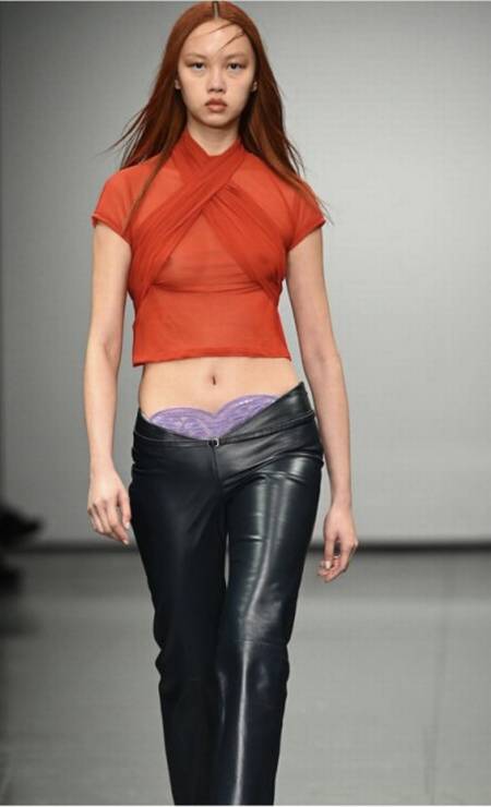 Calça de couro de cintura baixa com lingerie aparente: a proposta de Supriya Lele na Semana de Moda de Londres mostra que os anos 2000 estão de volta Foto: Reprodução