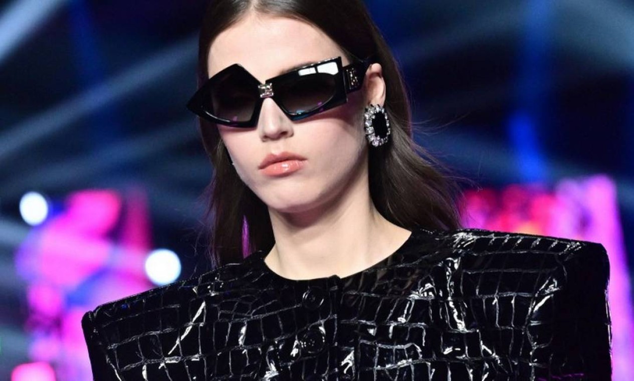 De olho nos acessórios: os óculos assimétricos da Dolce & Gabbana prometem virar hit da temporada Foto: MIGUEL MEDINA/AFP
