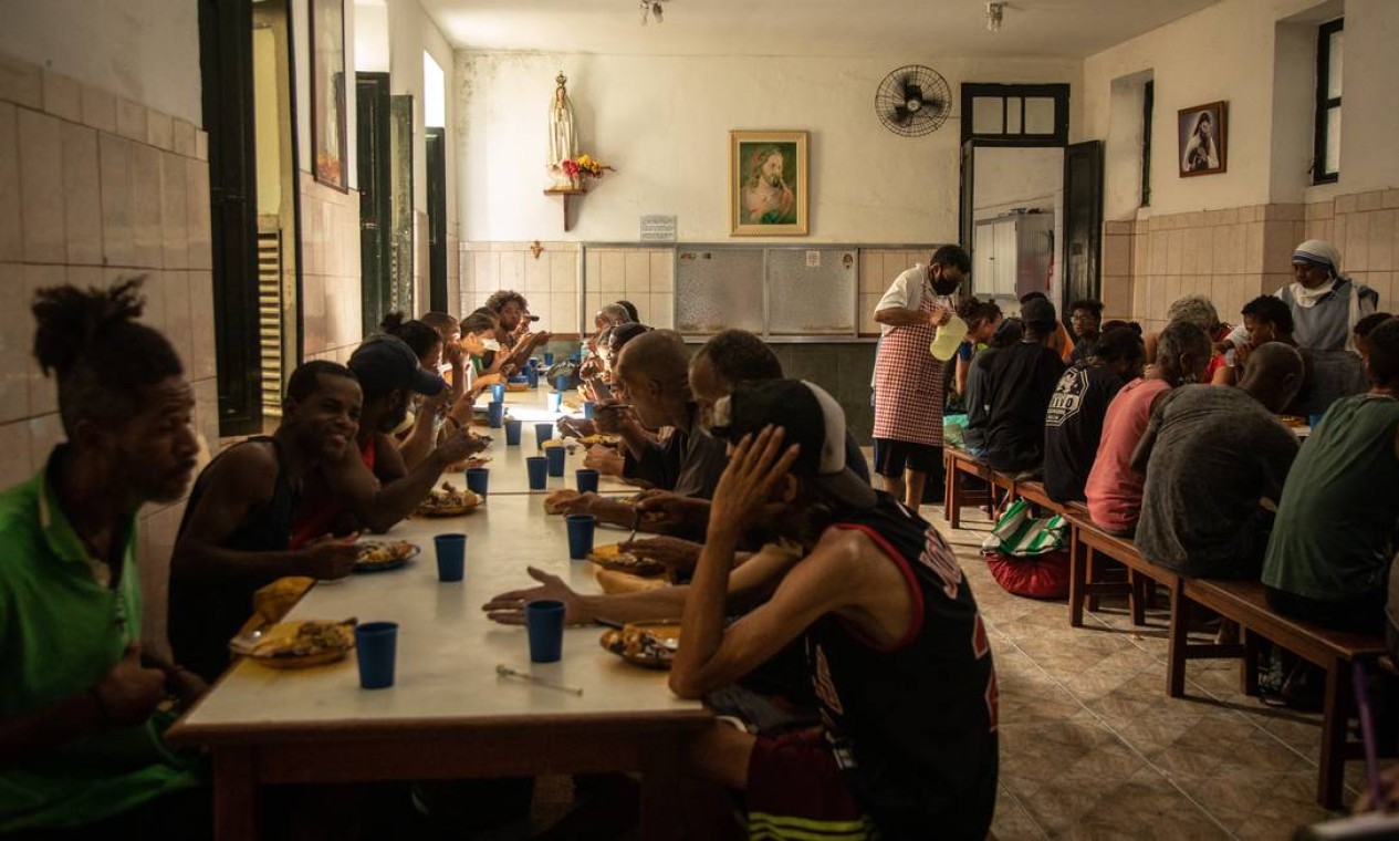 Moradores em situação de rua almoçam em mesas e pratos no convento das Missionárias da Caridade, na Lapa Foto: Brenno Carvalho / Agência O Globo