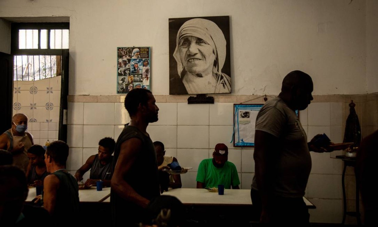 Irmãs da congregação das Missionárias da Caridade, com sede na Lapa, oferecem 350 refeições por dia para moradores de rua Foto: Brenno Carvalho / Agência O Globo