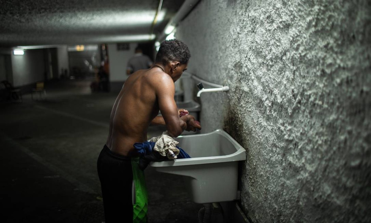 Morador em situação de rua num hotel do estado, no Catete, para passar a noite. Diariamente, há quase 300 vagas em dois hotéis Foto: Brenno Carvalho / Agência O Globo