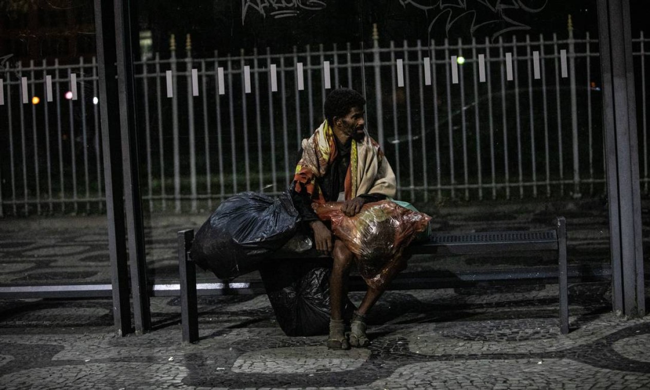 População de rua na Avenida Presidente Vargas, Centro do Rio. Foto: Brenno Carvalho / Agência O Globo