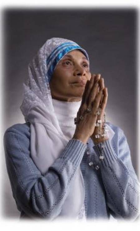Tânia Alves encarna a Madre Teresa de Calcutá para a exposição "Sou Mulheres", homenagem ao Dia Internacional das Mulher Foto: Diuvulgação