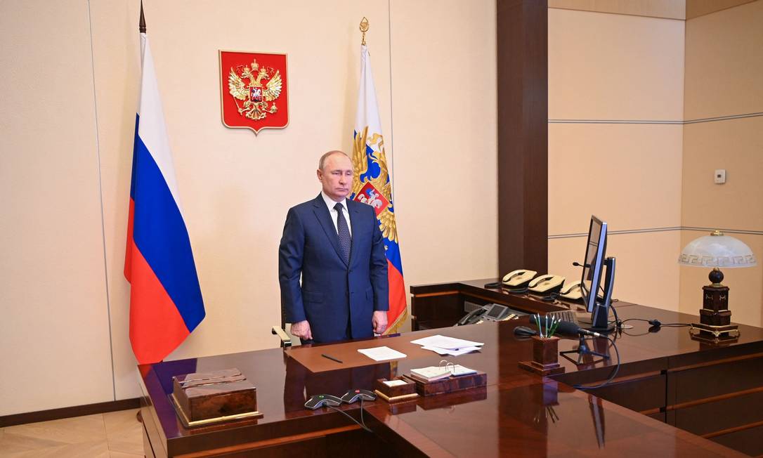 Presidente russo, Vladimir Putin, participa, por videoconferência, de cerimônia de hasteamento de bandeira Foto: ALEXEY NIKOLSKY / AFP
