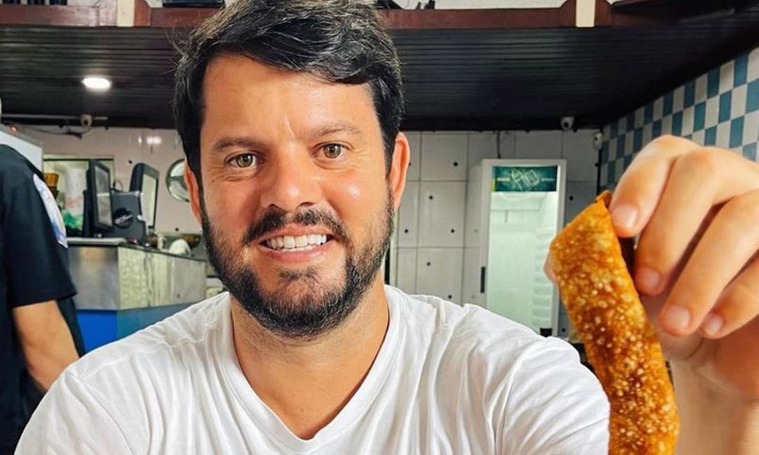 Guilherme Camocardi prova a "barra de cereal" do Bar do Bode Cheiroso, no Maracanã. Foto: Divulgação