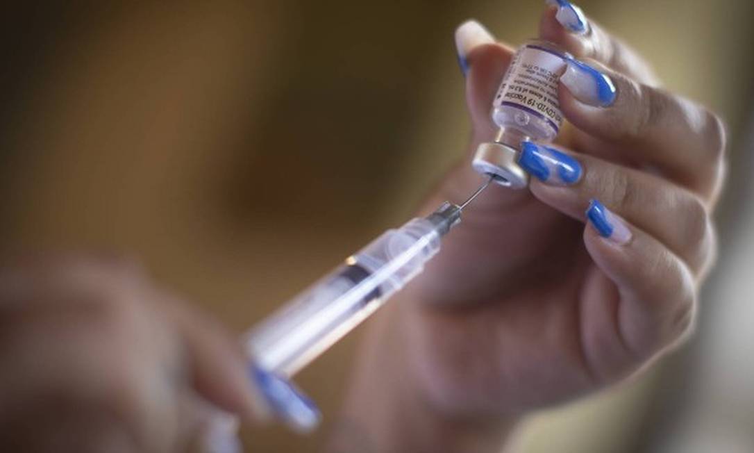 Profissional de saúde prepara dose de vacina para ser aplicada Foto: Márcia Foletto / O Globo