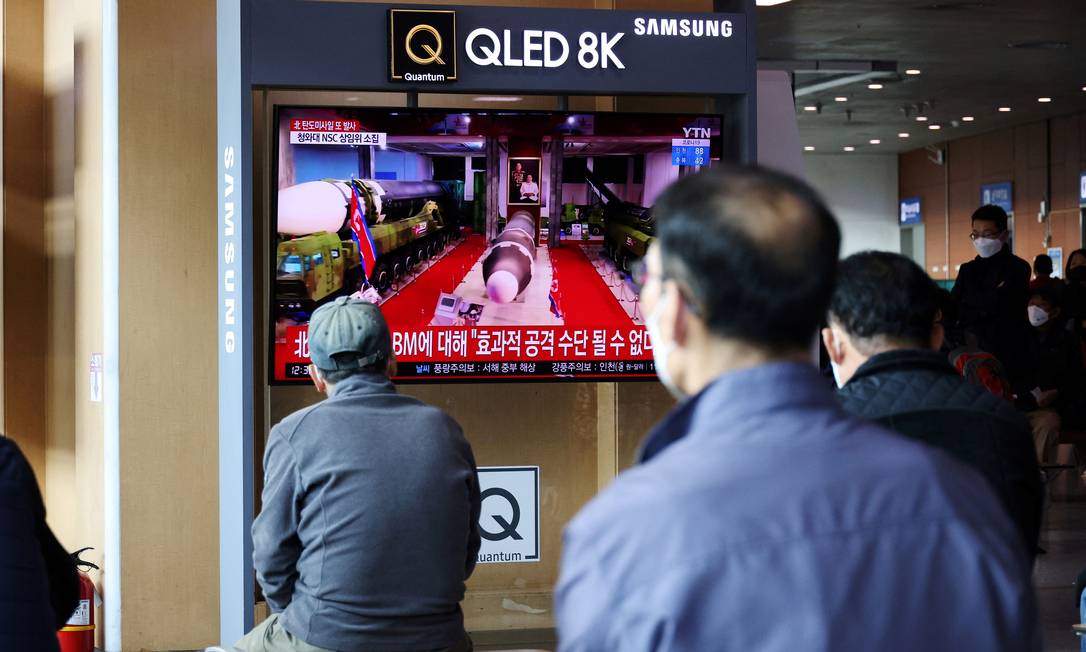 Pessoas assistem a noticiário sobre o novo teste de armas realizado pela Coreia do Norte, em Seul. Foto: KIM HONG-JI / REUTERS