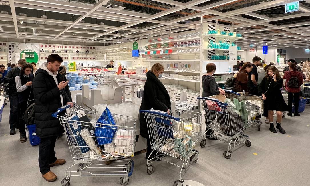 Longa fila em loja de Moscou: russos começam a se preocupar com aumento de preços Foto: STAFF / REUTERS/03-03-2022
