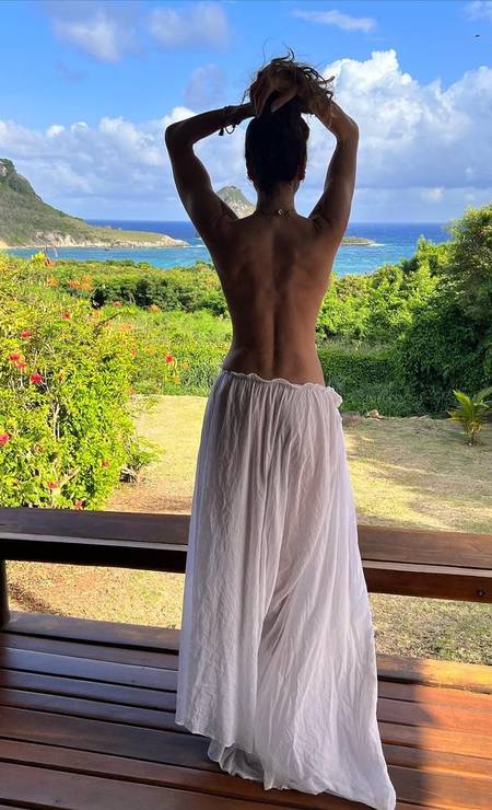 Apresentadora aproveitou para fazer topless em cenário paradisíaco Foto: Reprodução/Instagram