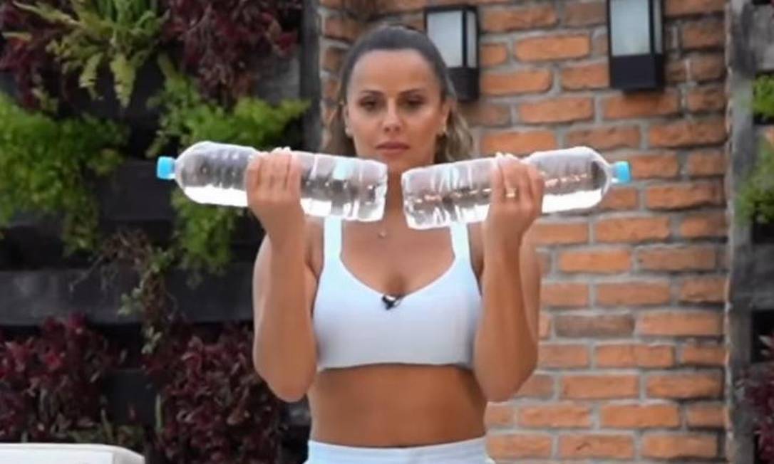 Atriz usa garrafas d'água em sequência de treinos Foto: Reprodução/Instagram