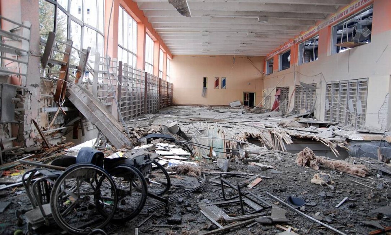 Interior de um centro esportivo destruído por um bombardeio em Kharkov. Apenas 400 pessoas conseguiram ser evacuadas da cidade ucraniana de Volnovakha, enquanto os bombardeios russos continuam Foto: OLEKSANDR LAPSHYN / REUTERS