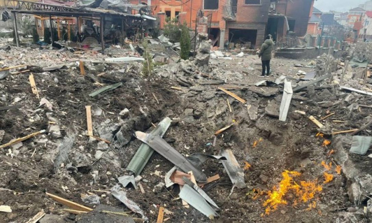 Casas danificadas por uma explosão, após um ataque aéreo em Bila Tserkva Foto: KYIV OBLAST POLICE / KYIV OBLAST POLICE via REUTERS
