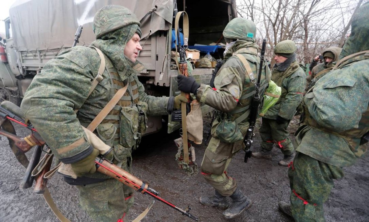 Tropas pró-Rússia seguram armas no assentamento controlado pelos separatistas de Ribinsk, na região de Donetsk, na Ucrânia Foto: ALEXANDER ERMOCHENKO / REUTERS