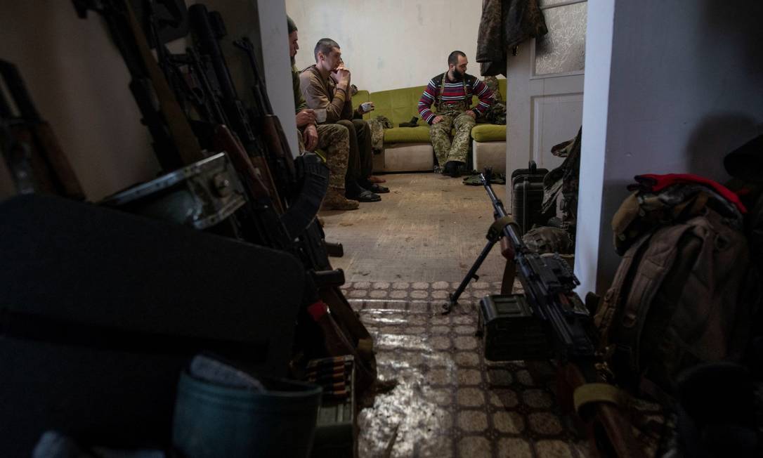 Soldados ucranianos descansam, em meio à invasão russa da Ucrânia, no norte da região de Kharko Foto: IRINA RYBAKOVA/PRESS SERVICE OF / via REUTERS