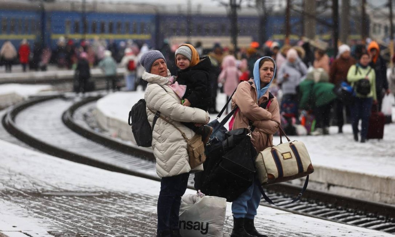 Refugiados esperam por um trem indo para a Polônia enquanto fogem da invasão russa da Ucrânia, na estação de trem em Lviv Foto: KAI PFAFFENBACH / REUTERS