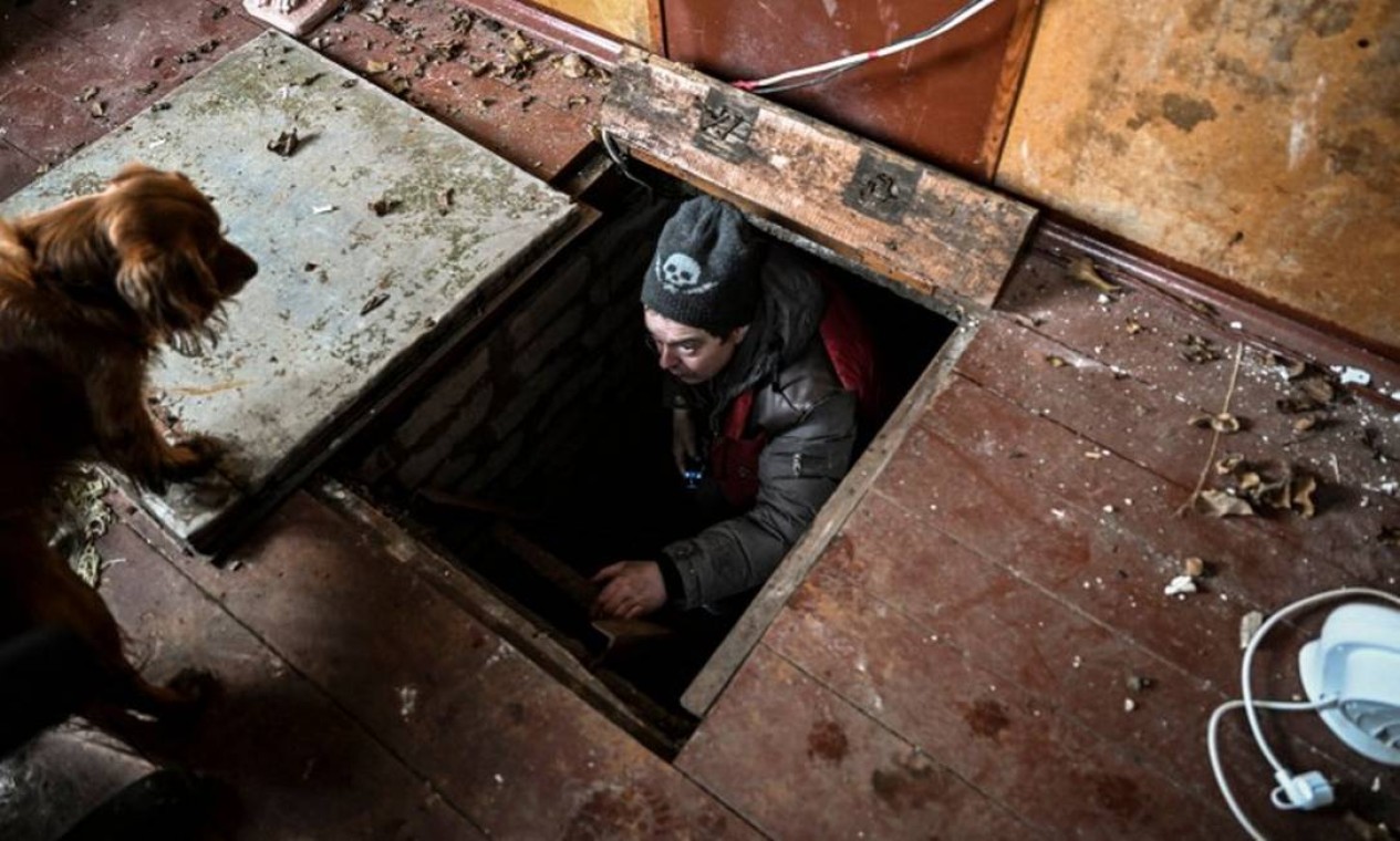 Homem deixa abrigo de sua casa na cidade de Stoyanka Foto: ARIS MESSINIS / AFP