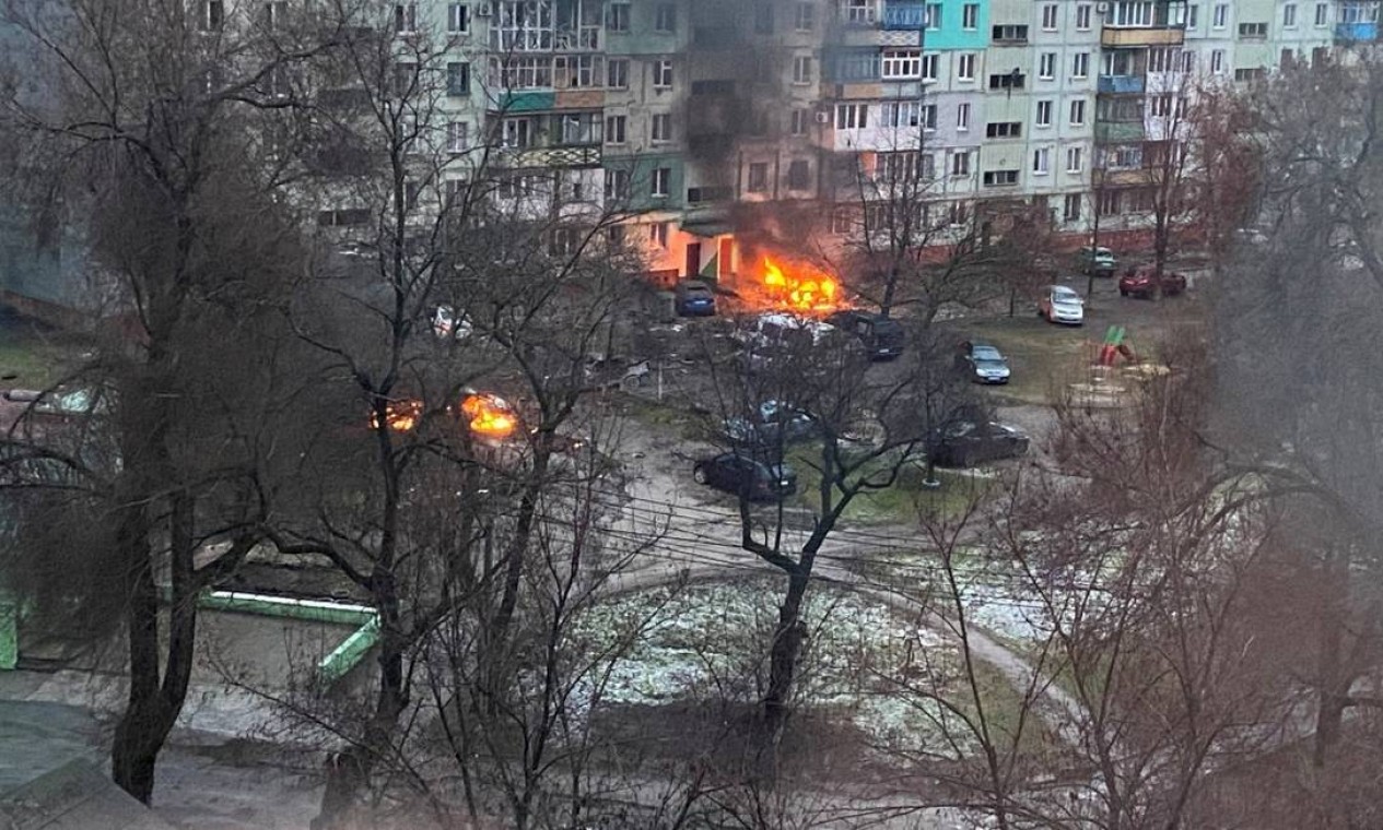 Incêndio na cidade ucraniana de Mariupol após um ataque russo Foto: @AYBURLACHENKO / via REUTERS