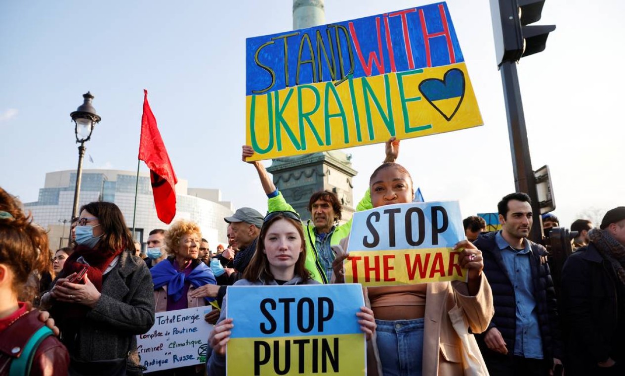 Pessoas protestam na Place de la Republique, em Paris, contra guerra da Rússia na Ucrânia. Foto: JOHANNA GERON / REUTERS