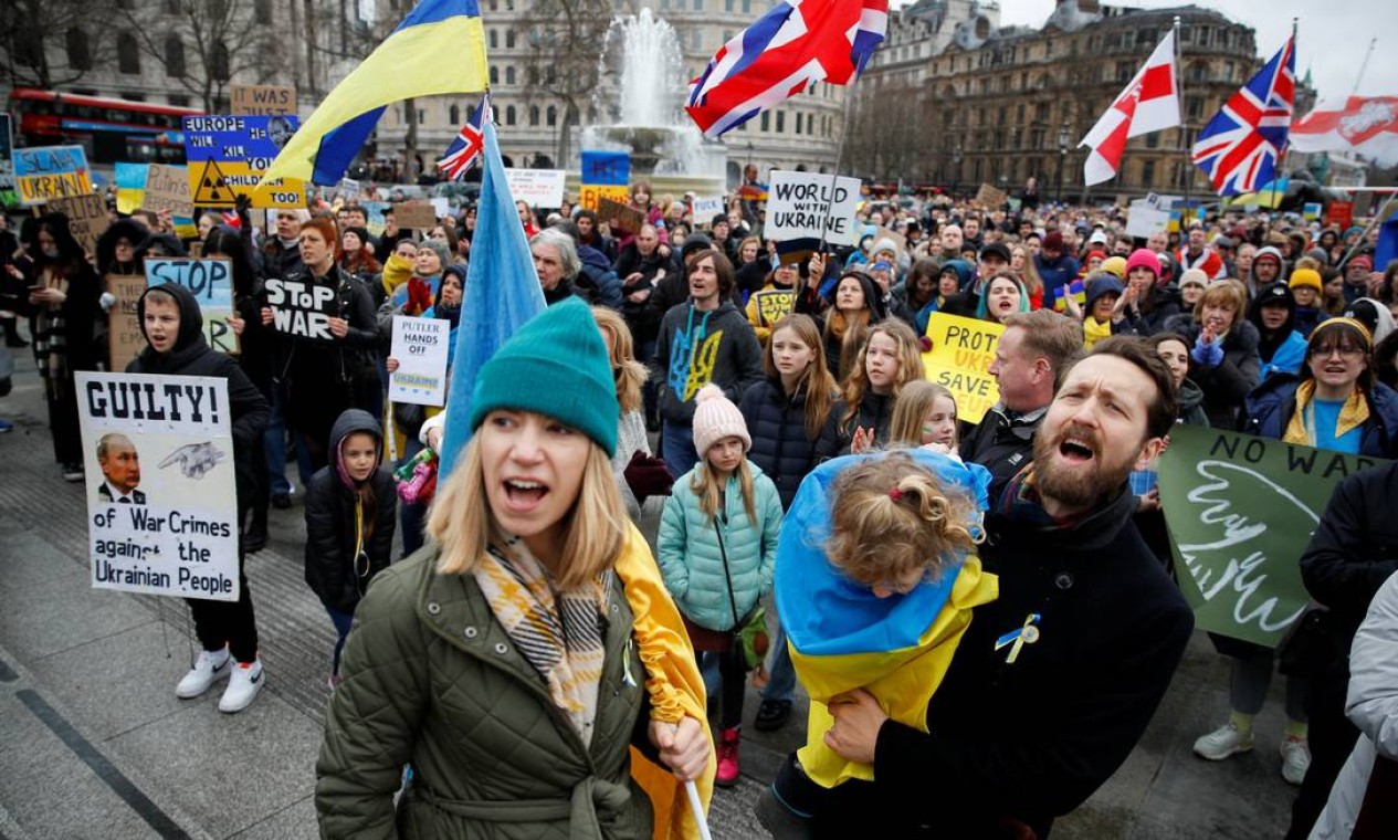 Pessoas protestam na Trafalgar Square, em Londres, contra guerra da Rússia na Ucrânia. Foto: PETER NICHOLLS / REUTERS