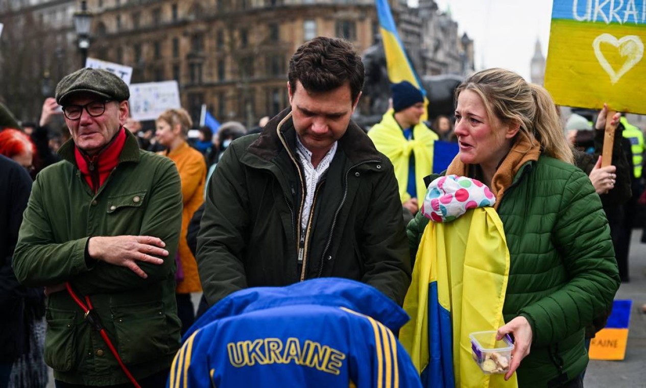 Pessoas protestam na Trafalgar Square, em Londres, contra guerra da Rússia na Ucrânia. Foto: DYLAN MARTINEZ / REUTERS