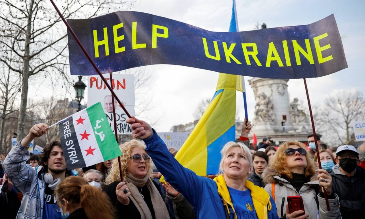 Pessoas protestam na Place de la Republique, em Paris, contra guerra da Rússia na Ucrânia. Foto: JOHANNA GERON / REUTERS