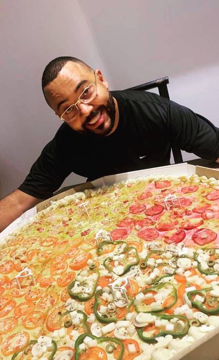 Até Dudu Nobre se rendeu à pizza gigante da Lavoro, em Tomás Coelho Foto: Agência O Globo