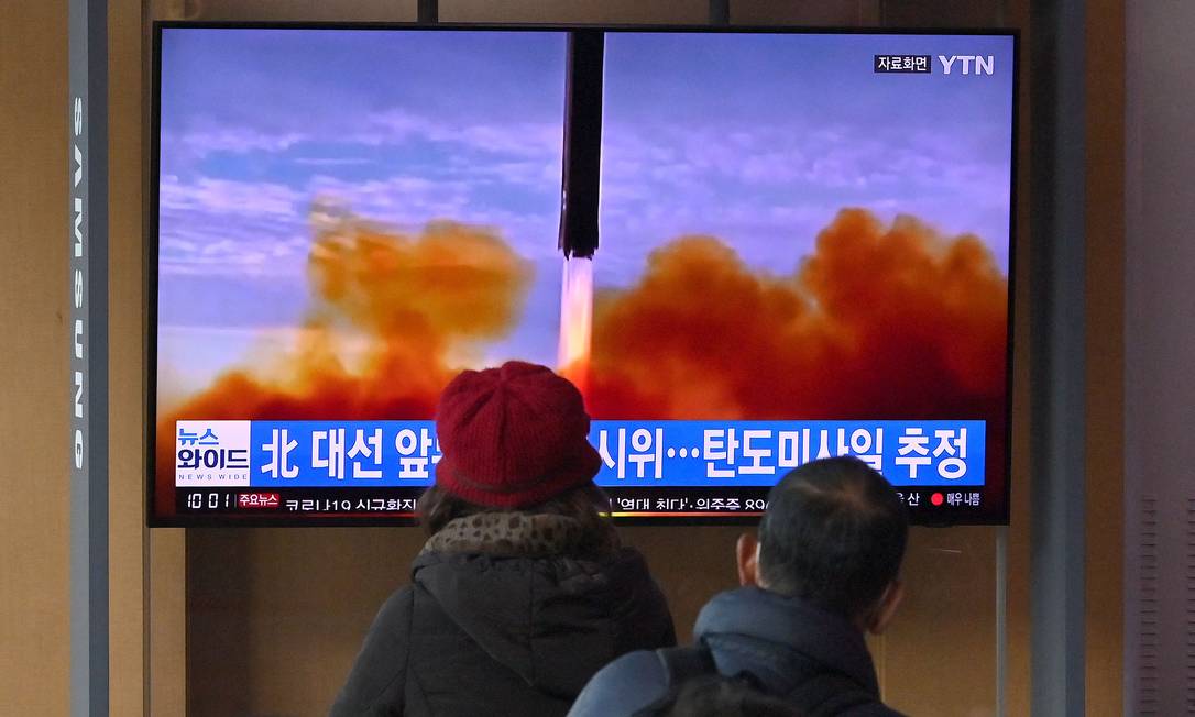 Canal de notícias sul-coreano mostra imagem de disparo de míssil da Coreia do Norte, ao anunciar novo teste realizado pelo país vizinho Foto: JUNG YEON-JE / AFP