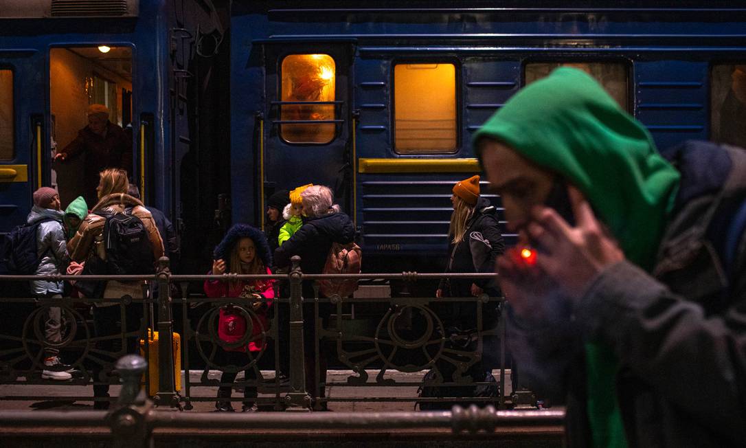 Pessoas embarcam em trem na estação de Lviv Foto: Yan Boechat