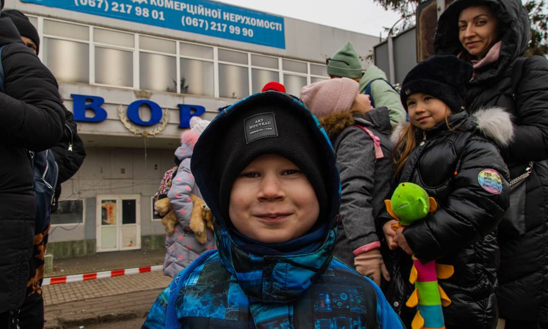 O curioso menino ucraniano Zed, na fronteira entre a Polônia e a Ucrânia Foto: Yan Boechat