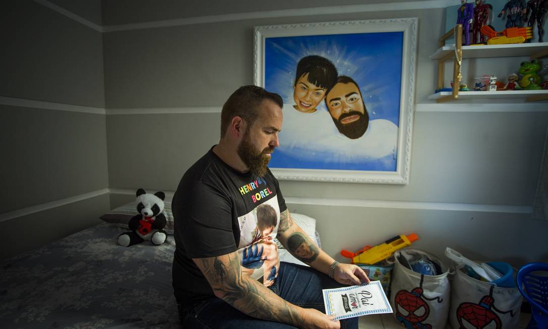 Leniel Borel vive cercado das memórias do filho quase um ano após a morte dele Foto: Guito Moreto / Agência O Globo