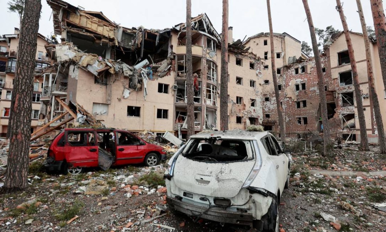 Um edifício residencial destruído por bombardeios recentes na cidade de Irpin, na região de Kiev Foto: SERHII NUZHNENKO / REUTERS