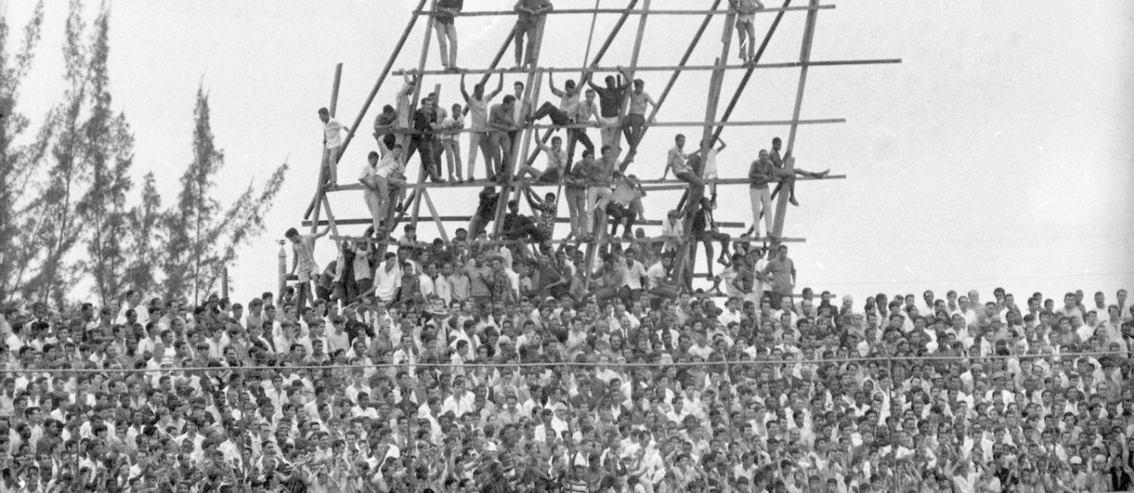 Torcida na arquibancada do Estádio Proletário, para Bangu e Campo Grande, clássico da Zona Oeste do Rio, em 1967 Foto: Agência O Globo