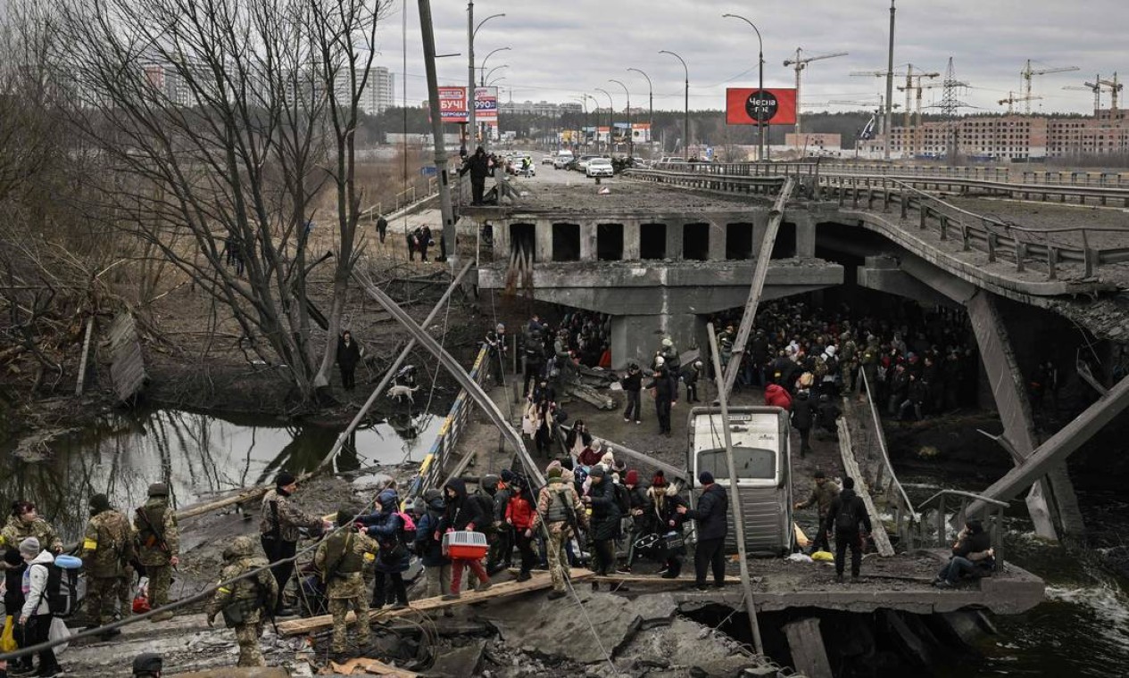 Ponte destruída em 1º de março, em Irpin, Ucrânia Foto: ARIS MESSINIS / AFP