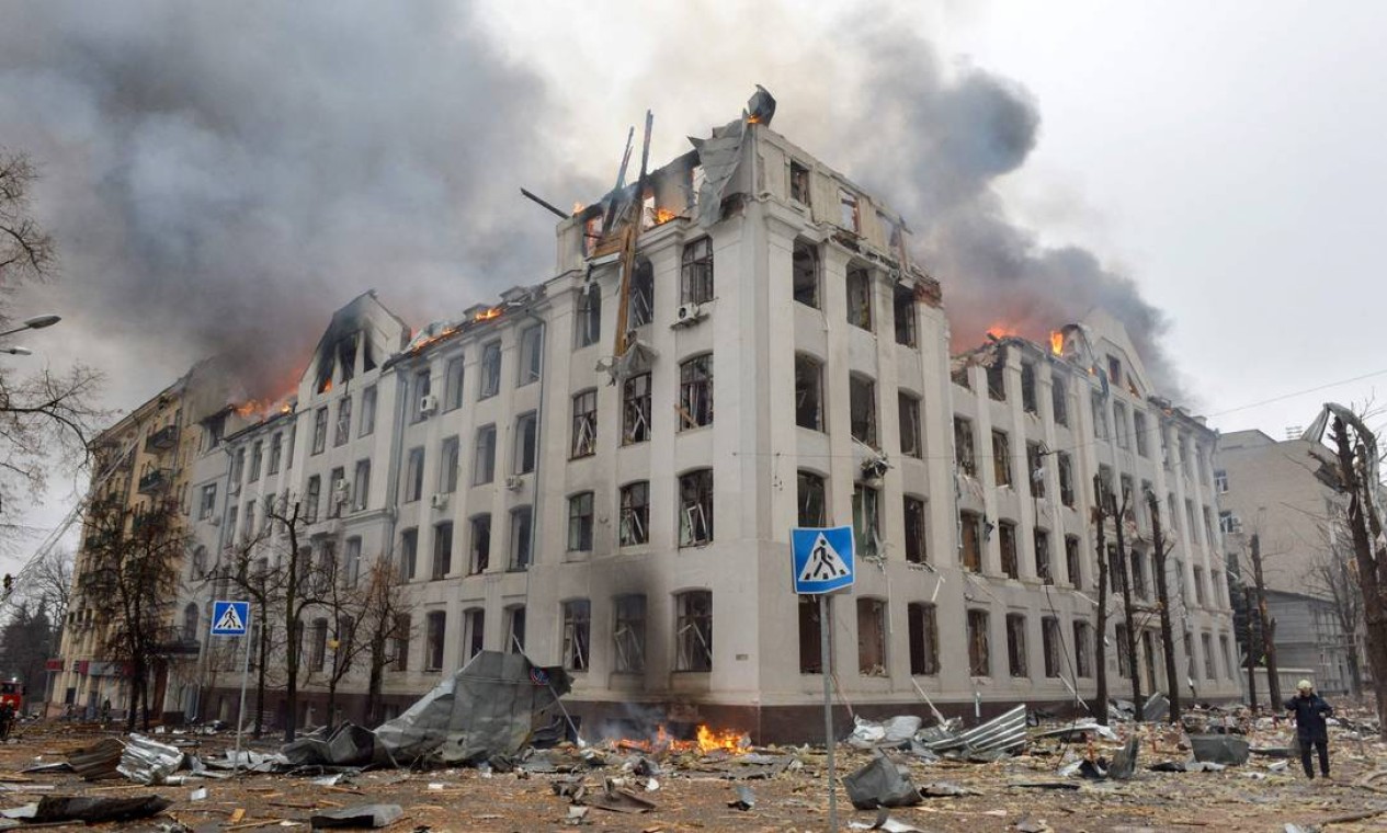 Prédio do departamento de economia da Universidade Nacional Karazin Kharkiv, atingido durante bombardeio da Rússia Foto: SERGEY BOBOK / AFP