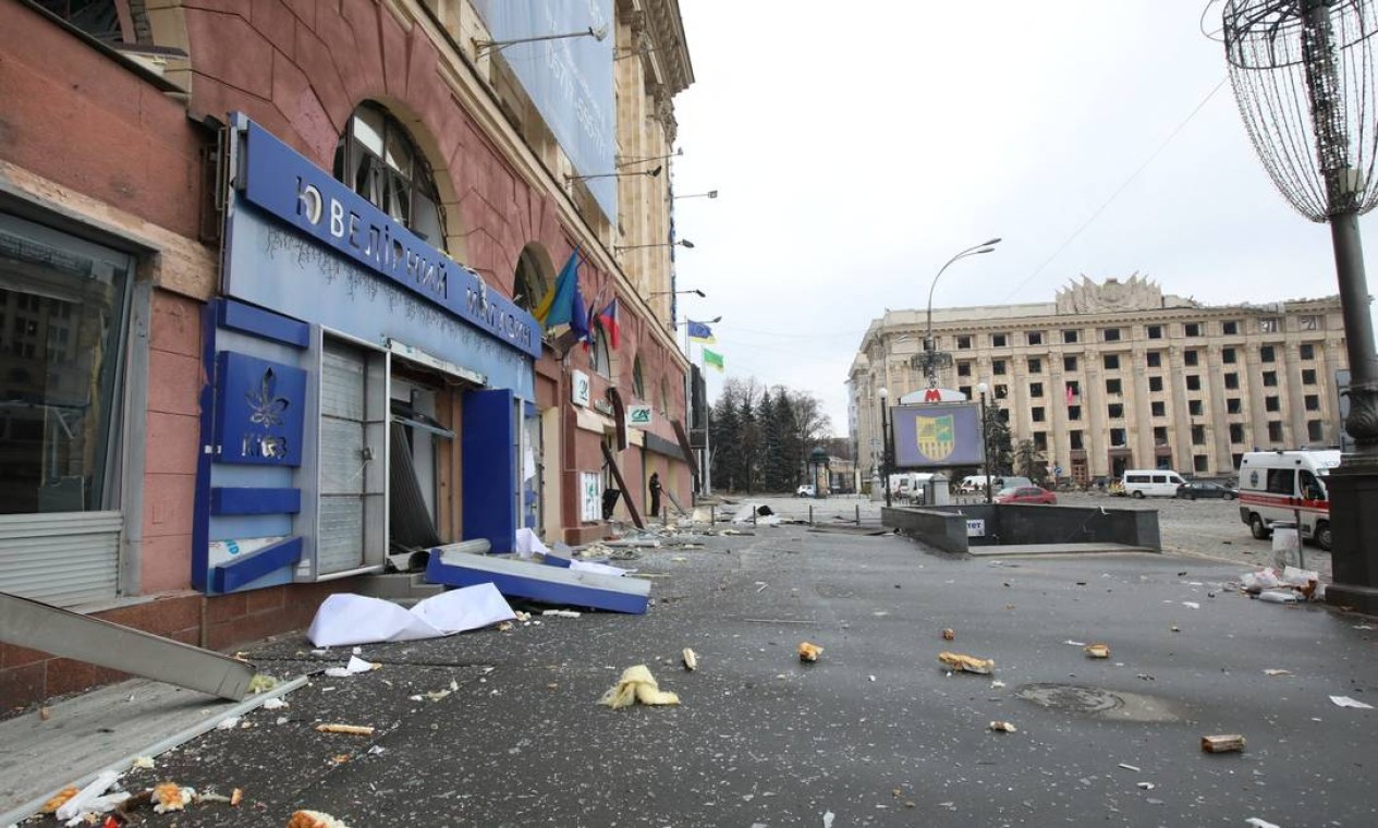 A mesma joalheria, destruída após um míssil lançado por invasores russos atingir área perto do prédio administrativo regional de Kharkiv Foto: VYACHESLAV MADIYEVSKYY / REUTERS