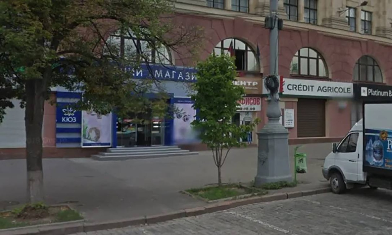 Joalheria perto do prédio administrativo estadual regional de Kharkiv, na Praça Svobody Foto: Google