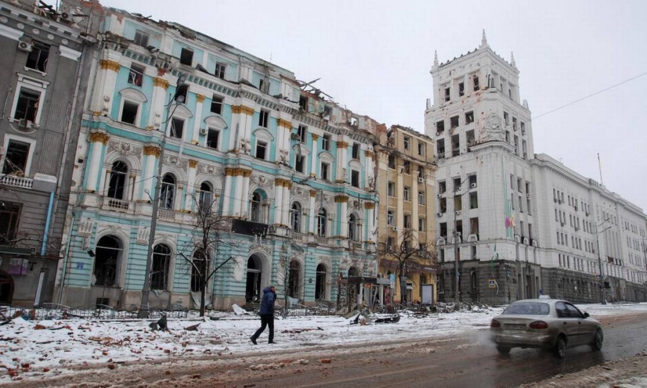Danos após o bombardeio das forças russas na Praça da Constituição em Kharkiv, a segunda maior cidade da Ucrânia Foto: OLEKSANDR LAPSHYN / REUTERS
