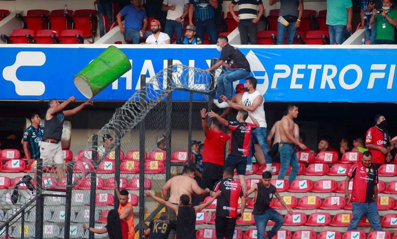 Um dia antes de briga na torcida, jogadores do Querétaro simularam