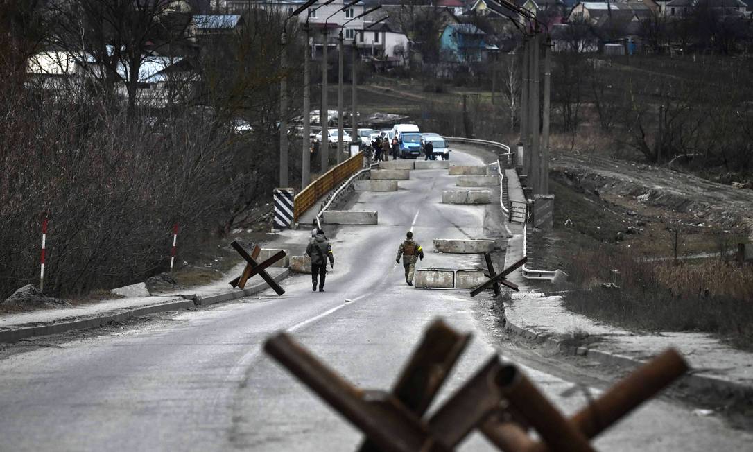 Ucranianos em estrada que liga Stoyanka a Kiev Foto: ARIS MESSINIS / AFP