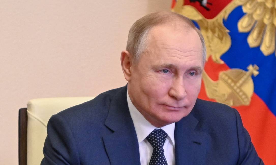 O presidente russo, Vladimir Putin, participa de cerimônia de hasteamento da bandeira por chamada de vídeo Foto: SPUTNIK/04-03-2022 / via REUTERS