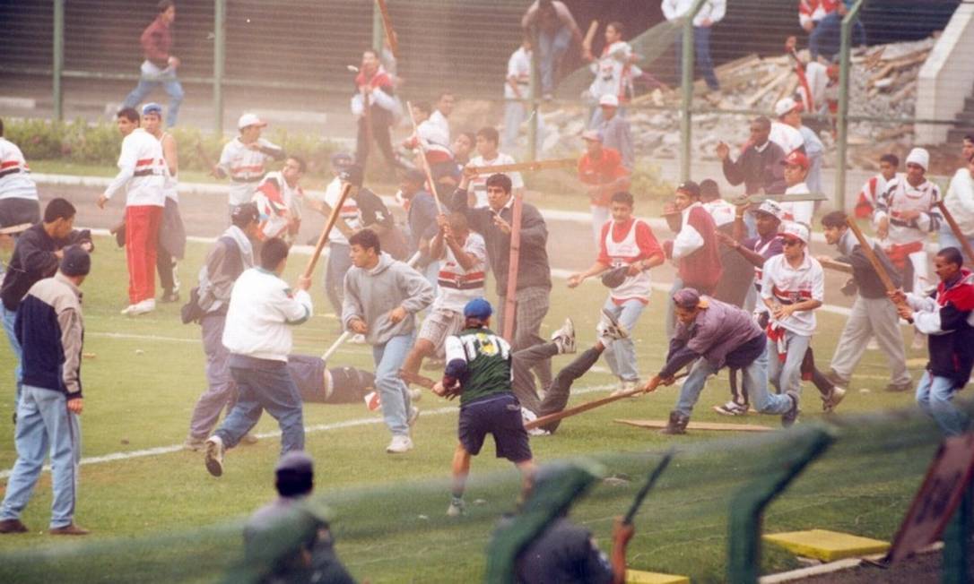 Briga entre torcedores de São Paulo e Palmeiras, em 1995, no Pacaembu Foto: Reprodução