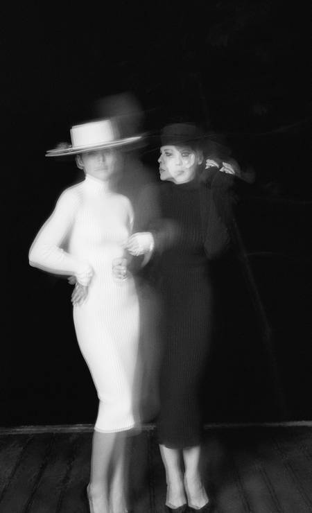 Leticia e Bárbara usam vestido de tricô Anselmi. Os chapéus são acervos pessoais Foto: Bárbara Paz